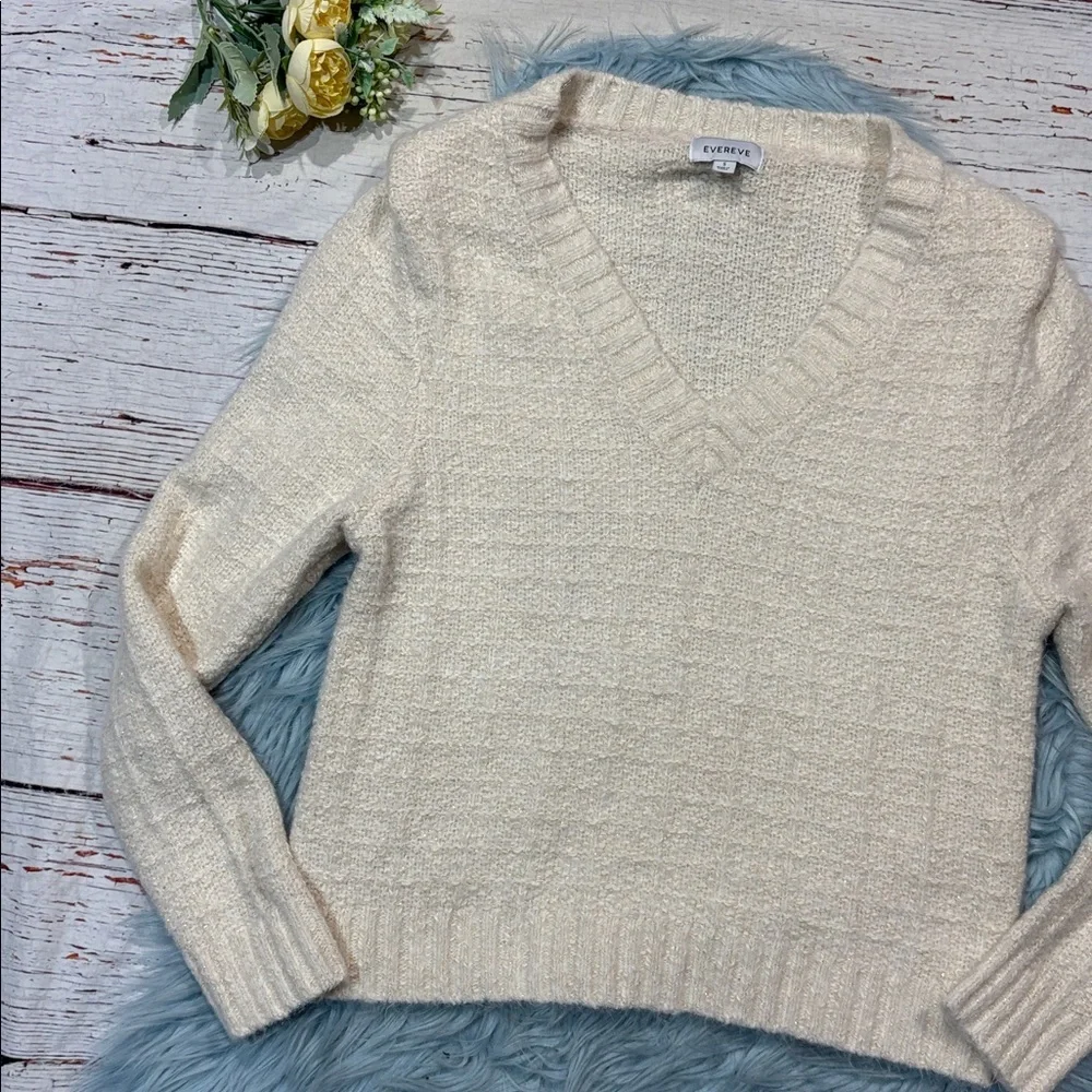 Evereve Ashlyn Strong Shoulder V-Neck Sweater in Cream Metallic